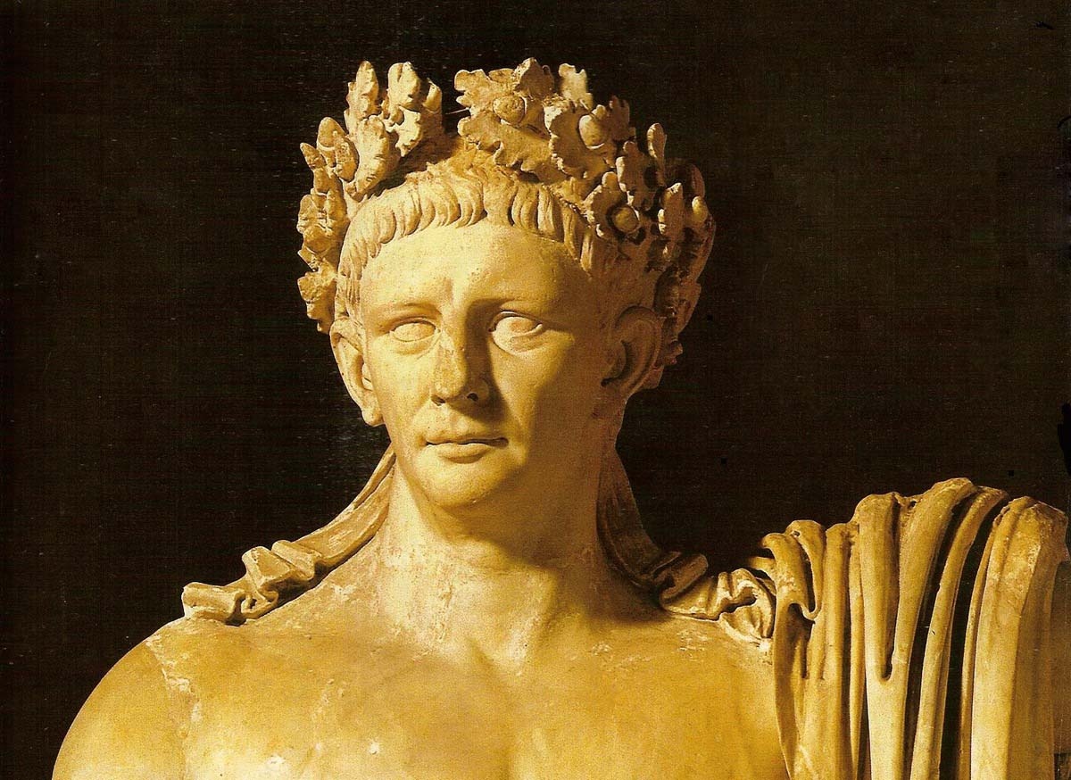 До нас дошли скульптуры и монеты, где лавровые венки украшают головы императоров