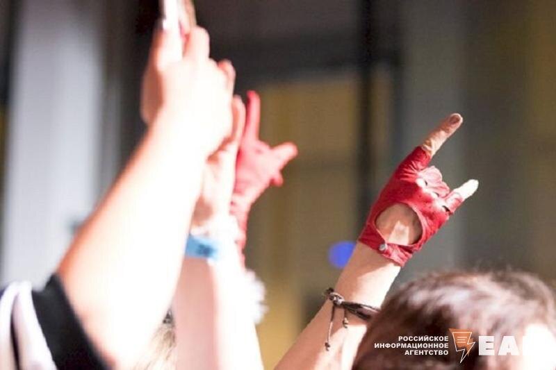    ЕАН. Руки музыкальных фанатов на концерте