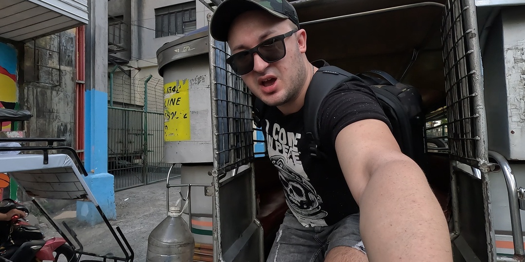 В нашей стране спорят о комфорте в транспорте. А в Маниле он пугает видом, удивляет характером — и всё равно довозит. Это джипни. Филиппины