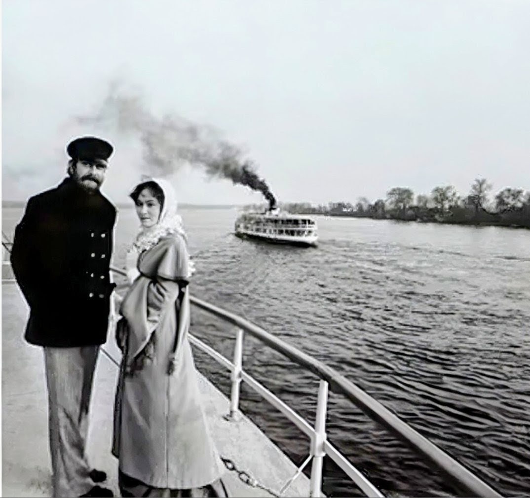 Главные герои «Жестокого романса» Сергей Паратов и Лариса Огудалова на борту «Ласточки» (пароход «Спартак»). Кадр из фильма.