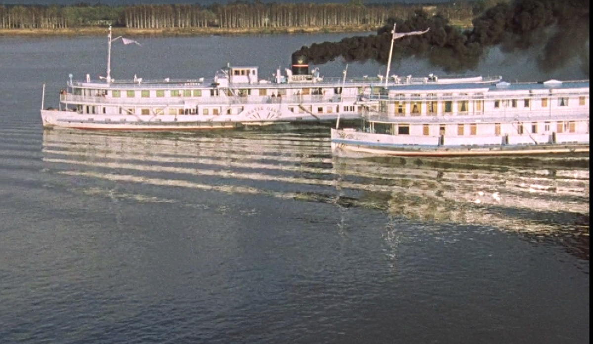  «Ласточка», считаясь самой быстрой на Волге, с легкостью обошла в фильме «Святую Ольгу». Кадр из х/ф «Жестокий романс».