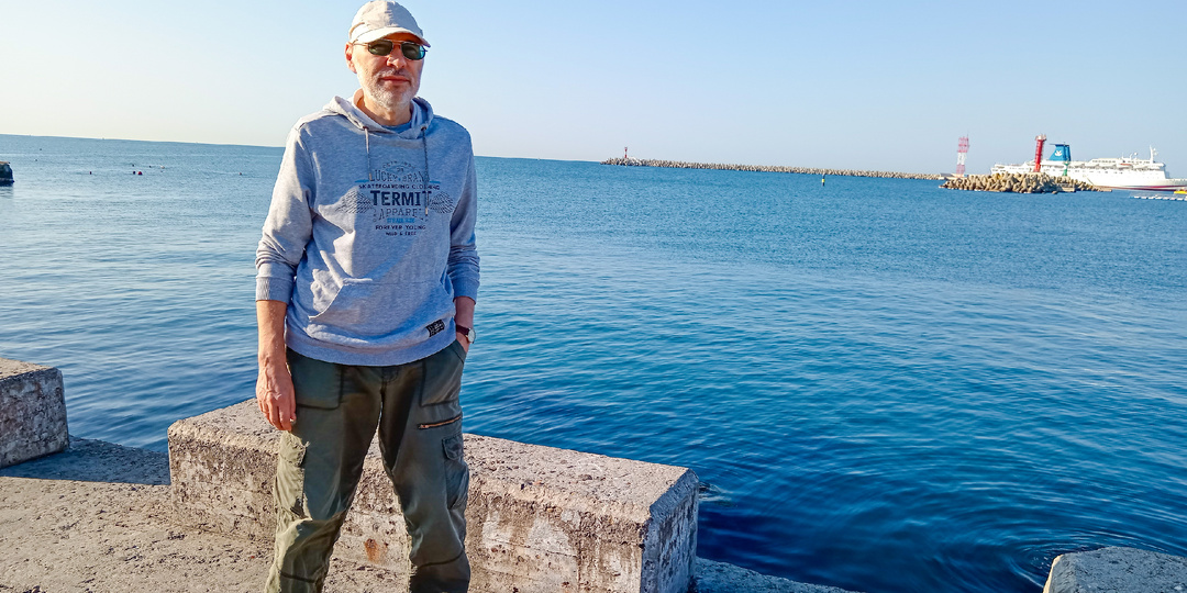 — Ты утомил своей ревностью, — сказала Софья мужу. — Из принципа не открою и не пущу тебя. Будешь знать, как ночью возвращаться неожиданно