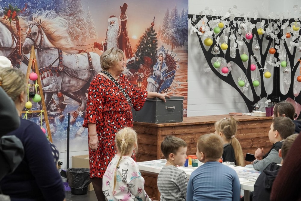    Семьи участников СВО посетили экскурсию на фабрике игрушек