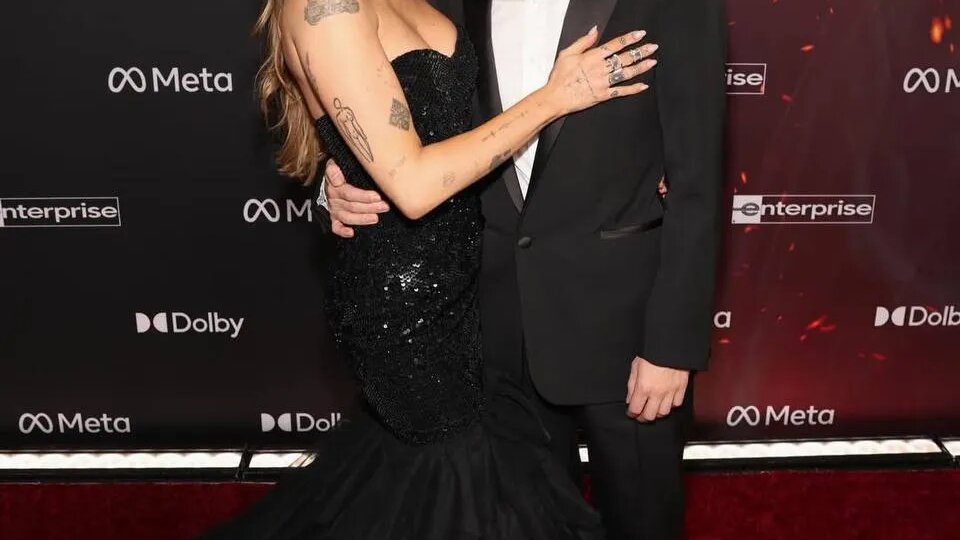 Майли Сайрус выходит замуж? Бриллиантовый намёк на красной дорожке «Аватара»