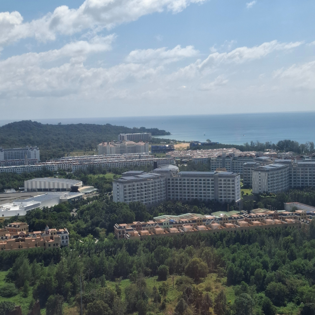 Общий вид побережья с отелями