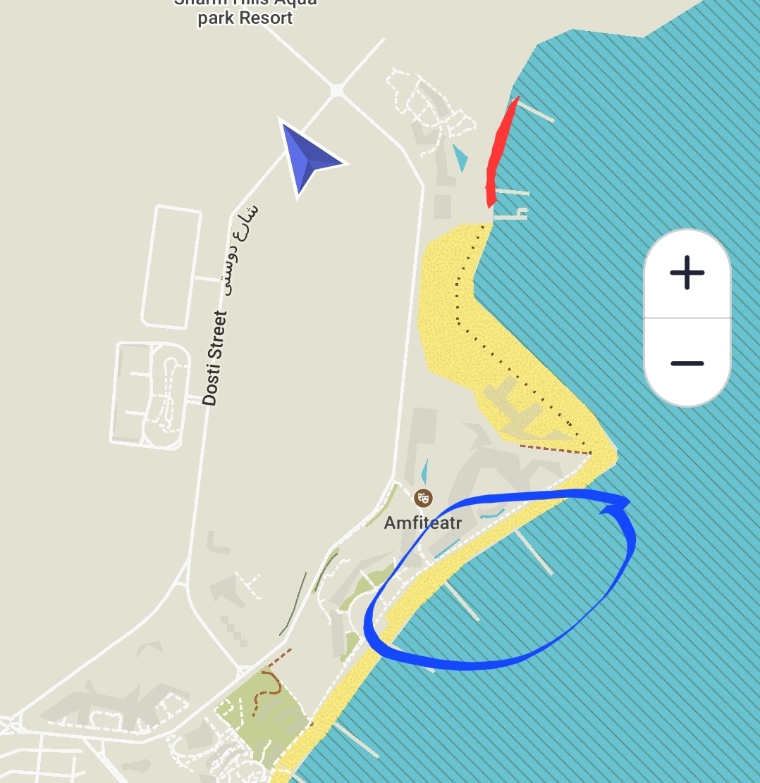 Красным обозначила наш пляж, синим - пляжи отелей Барон 