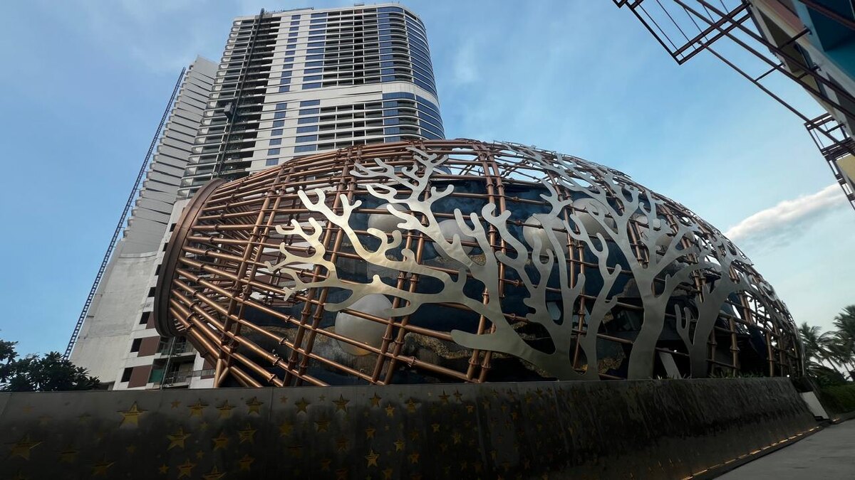 Театр окружен новостройками