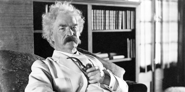 Марк Твен улыбается