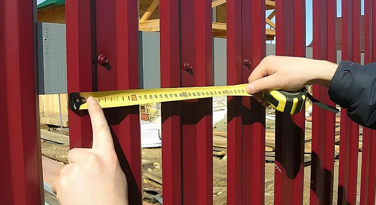 Сколько нужно материала для строительства забора из металлического штакетника