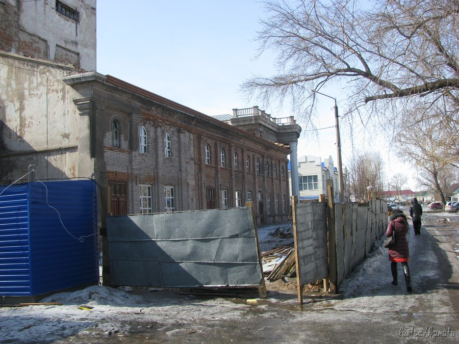 Вид с северной стороны. Здесь уже содрана старая отделка со стены здания