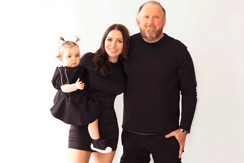 на фото Константин Ивлев с семьей