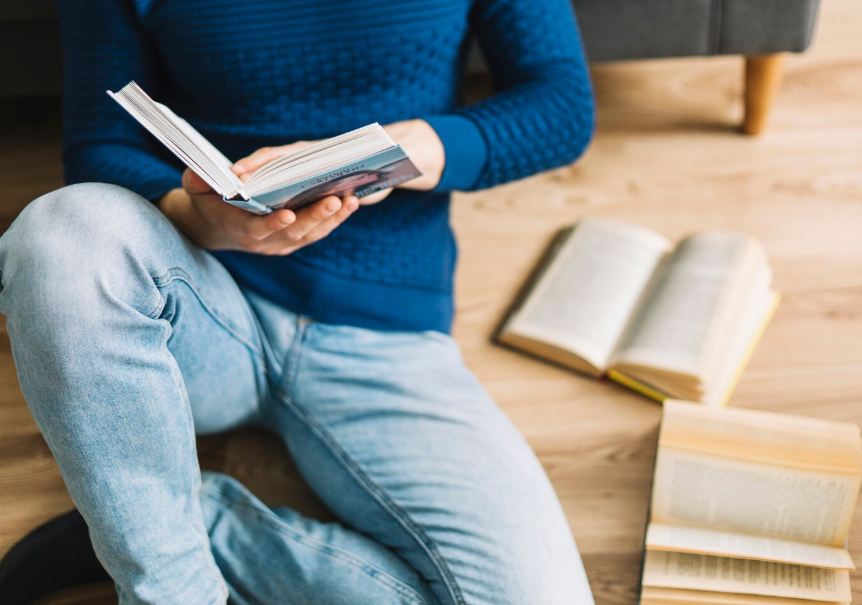 Источник изображения: freepik.com/free-photo/crop-man-reading-floor_2087540.htm