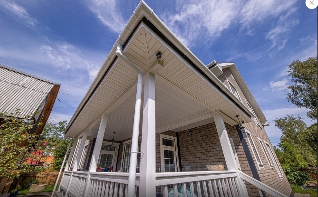 Аккуратно подшитая "изнанка" крыши придает дому законченный вид 