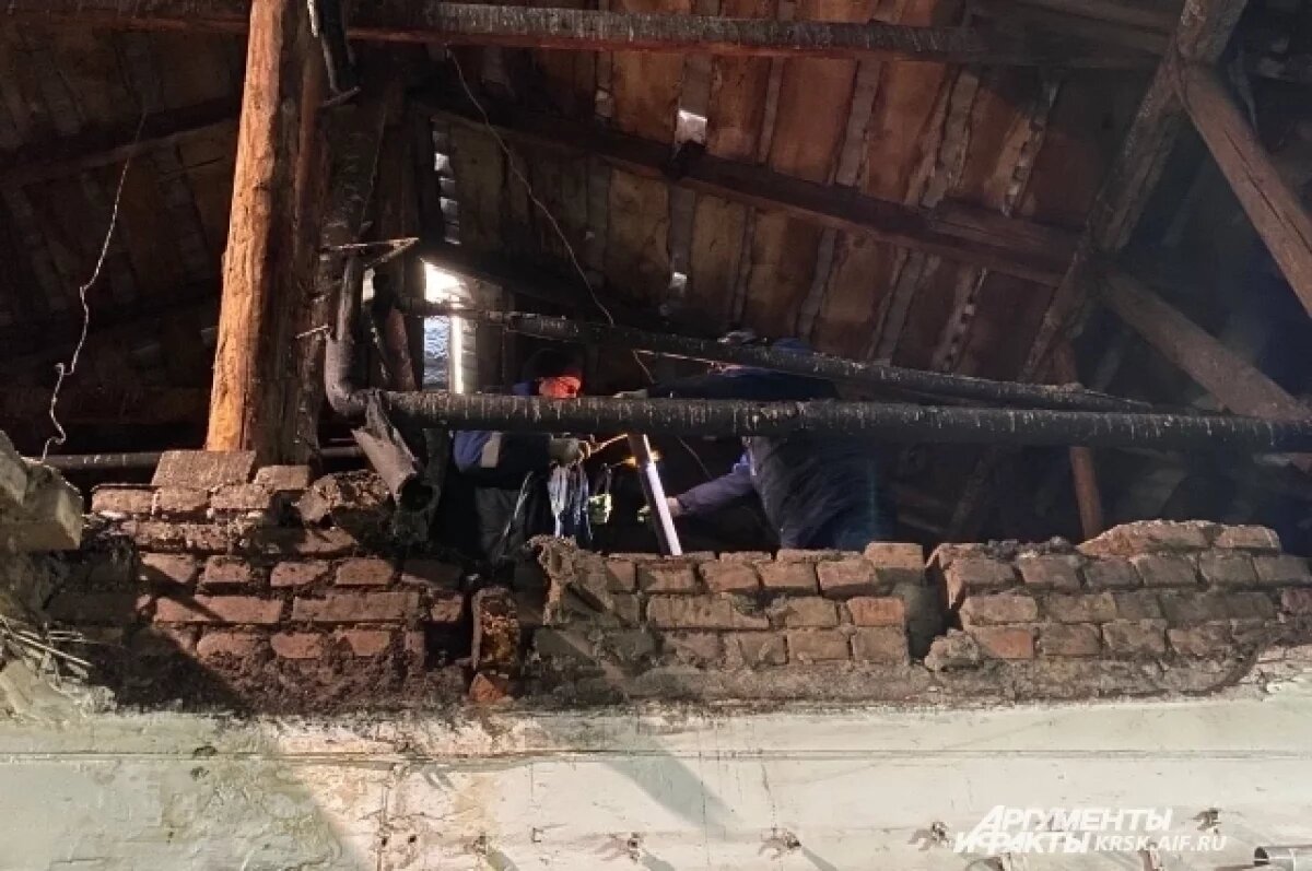    Специалисты продолжают работать на крыше после обрушения потолка