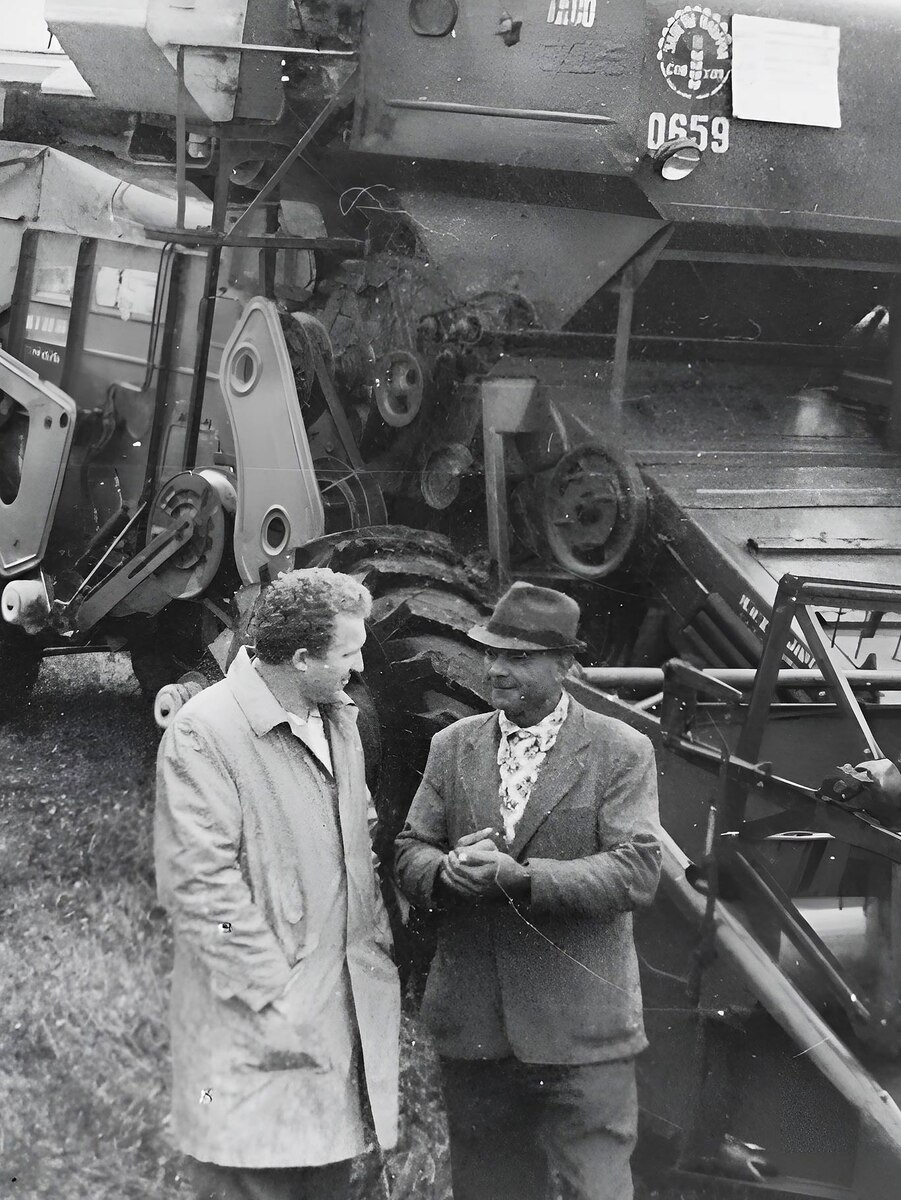 Летом рабочий день Николая САПОВСКОГО (на фото слева), как правило, начинался в поле. Фото из семейного архива Галины САПОВСКОЙ.