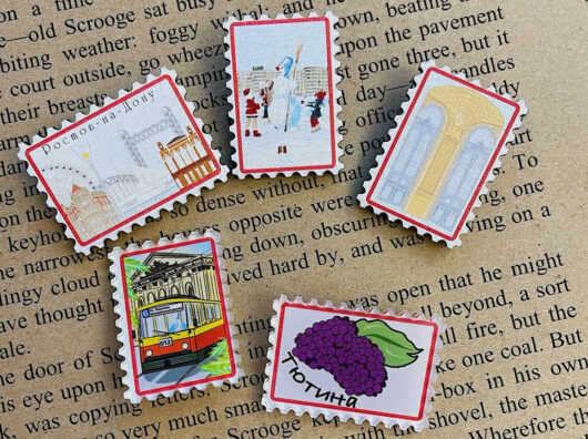    Значки // Фото из телеграм-канала «Почта Юг»