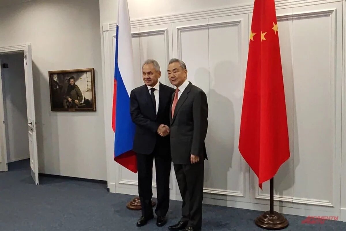    Сергей Шойгу и Ван И в Москве проводят российско-китайские консультации по безопасности.