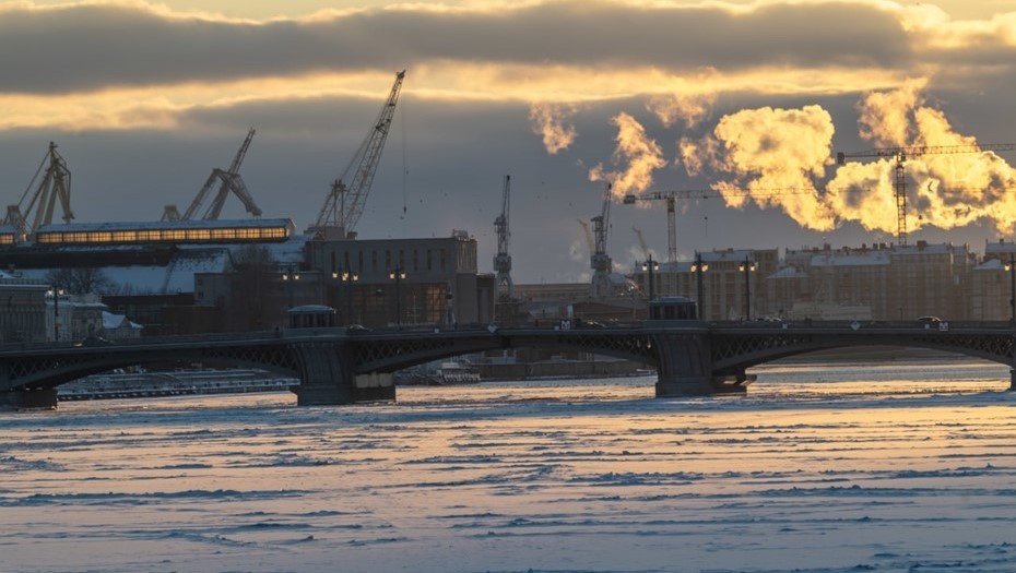    Перспектива реки Нева, Благовещенский мост. Портовые краны Адмиралтейских верфей и Балтийского завода. Автор фото: Тихонов Михаил/ДП