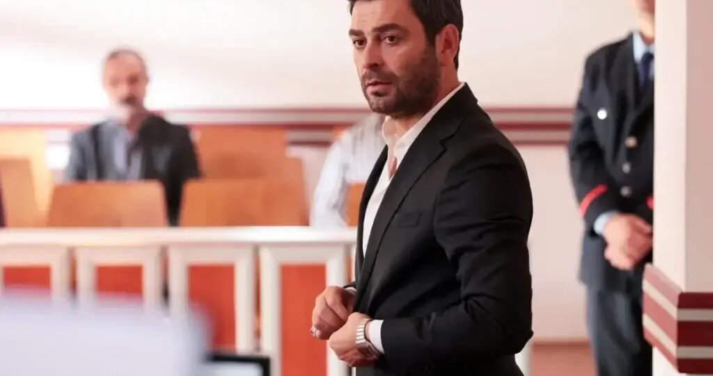 В 40 серии «Далёкого города» Боран требует выбора от ребёнка, суд отказывает в разводе, а отец у ворот