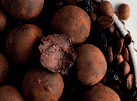 Книги АСТ нонфикшн, фото из книги «Жизнь в шоколаде. От конфет до выпечки»