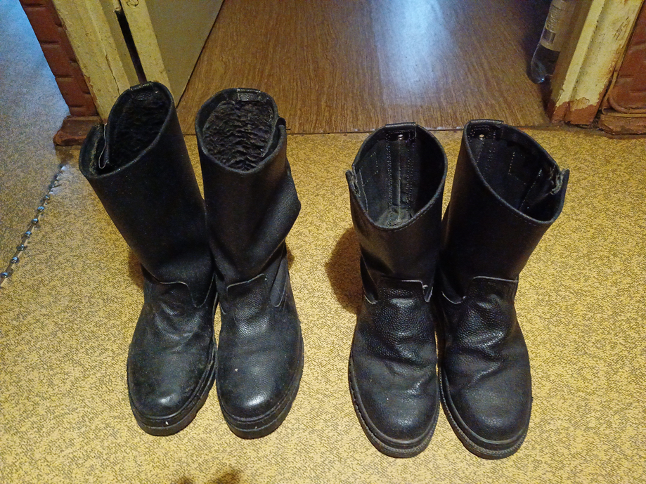 Кирзовые сапоги Виктора (служат ему много лет)