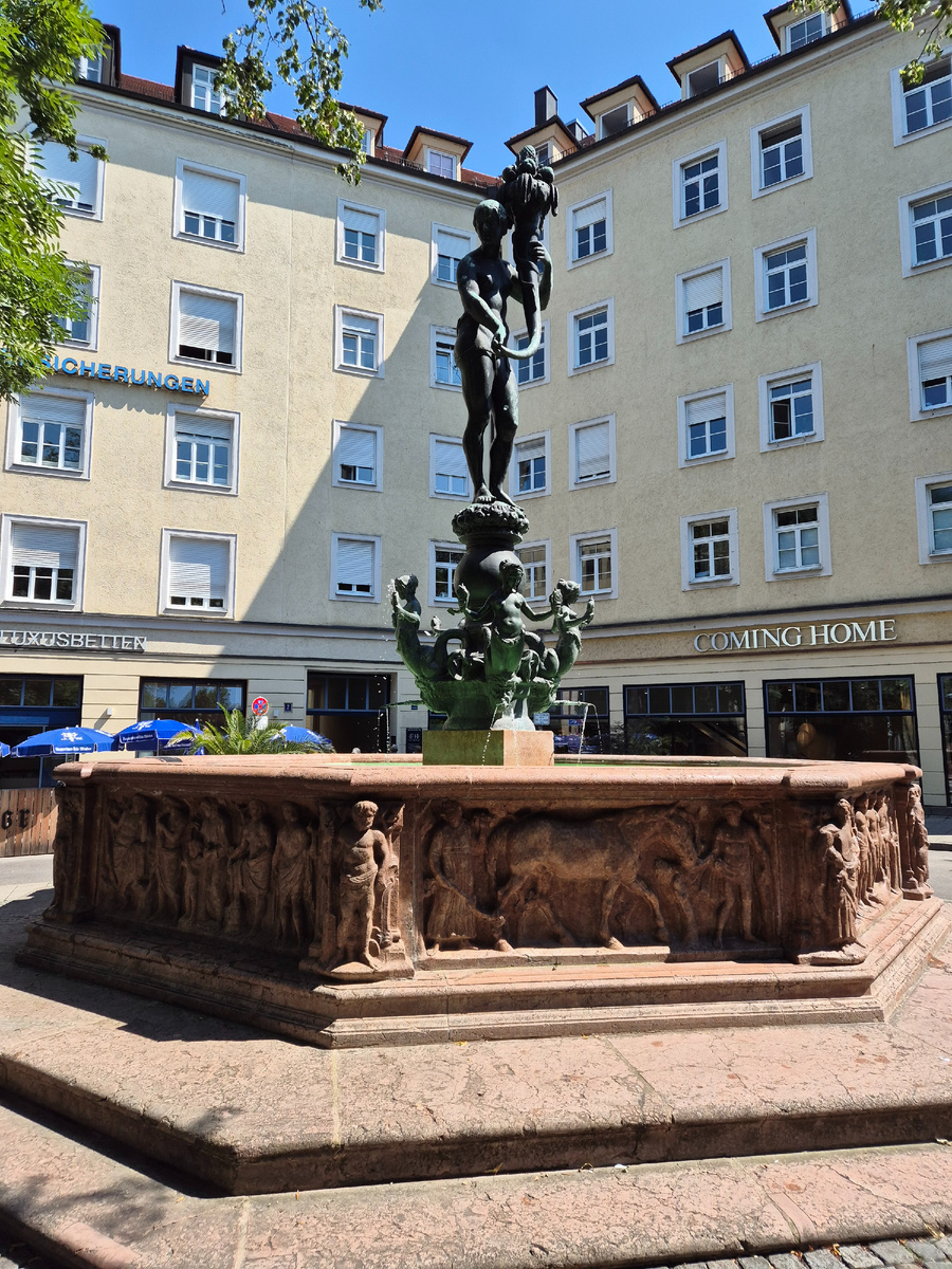 из этого фонтана "Фортуна" сделали жилье. Мюнхен