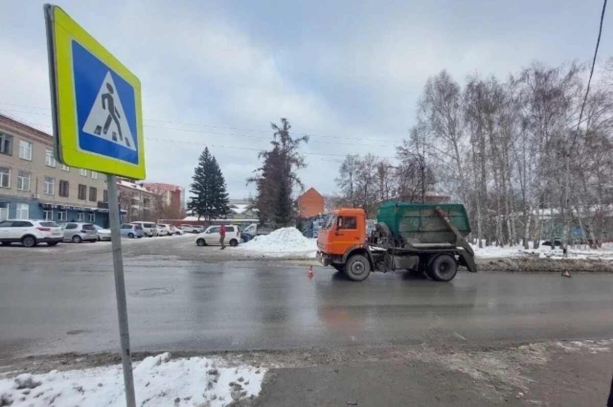    КАМАЗ сбил 11-летнюю девочку на пешеходном переходе в Новосибирске