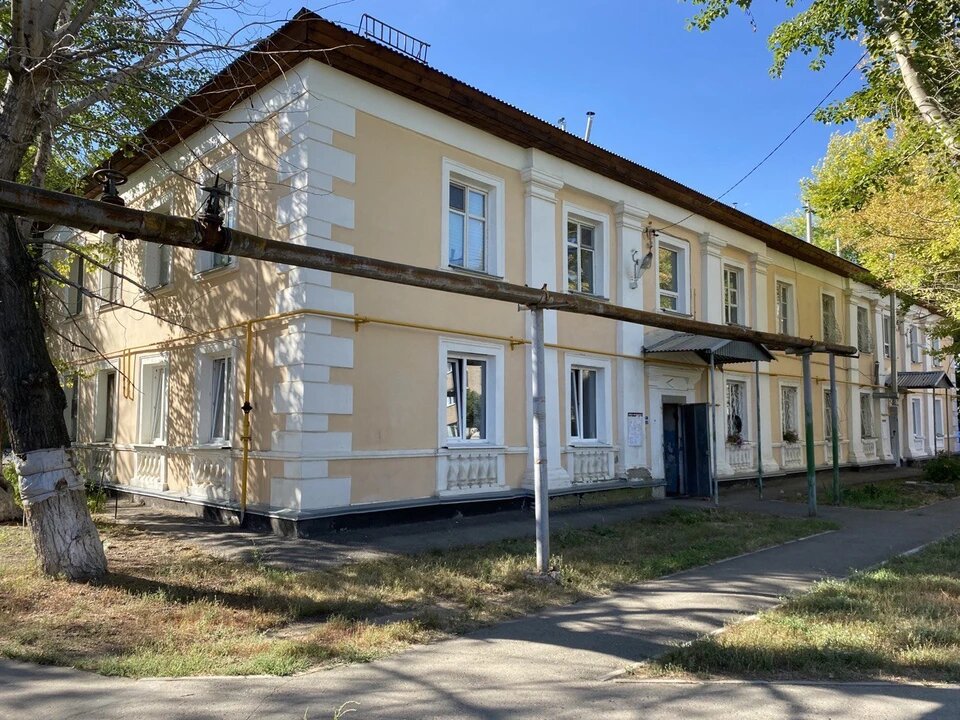 Типовая двухэтажка в районе Маяка Оренбурга. В трехкомнатной квартире, из-за которой были убиты пятеро, сейчас живет молодая семья.