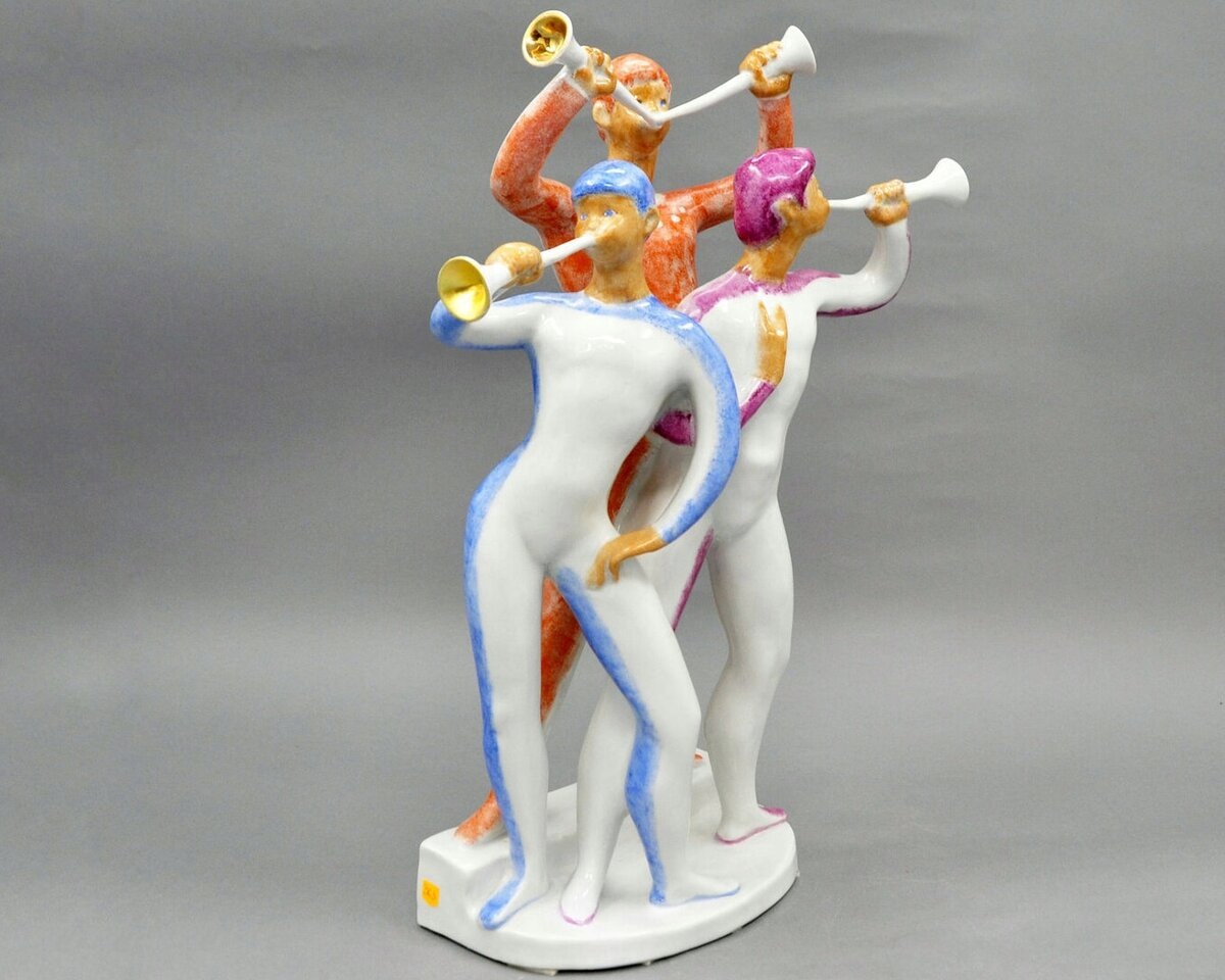 "Трубачи". Фарфор, роспись, золочение. Высота 45 см bidspirit.com