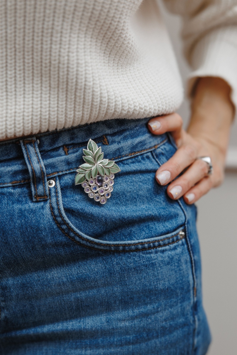 Бренд TRIORA, коллекция Италия: дизайнерская брошь как акцент на кармане джинс