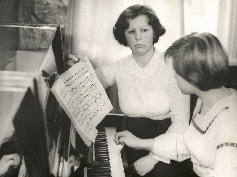 Лия Алексеевна Фендрикова на занятии с ученицей. / Фото предоставлено л. Фендриковой