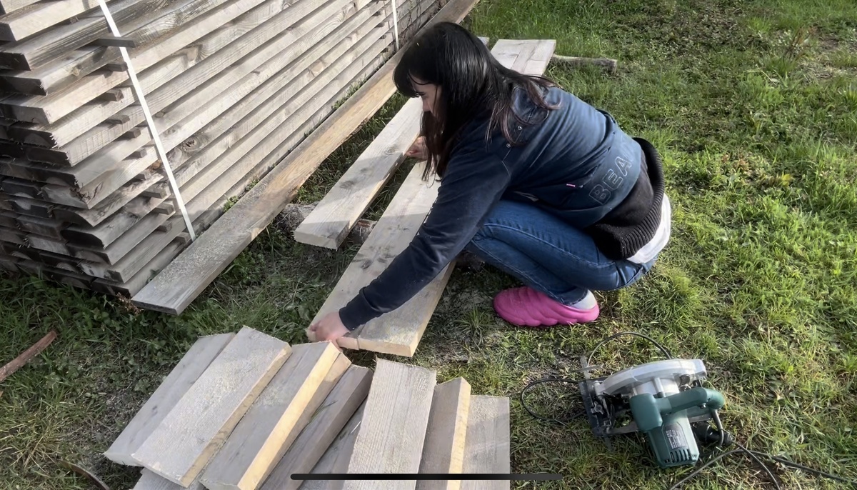 🔨Я сама строю ДОМ 🏡 | 📐 Строительство пола своими руками: перемычки - бриджинги между лагами