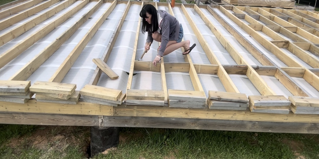 🔨Я сама строю ДОМ 🏡 | 📐 Строительство пола своими руками: перемычки - бриджинги между лагами
