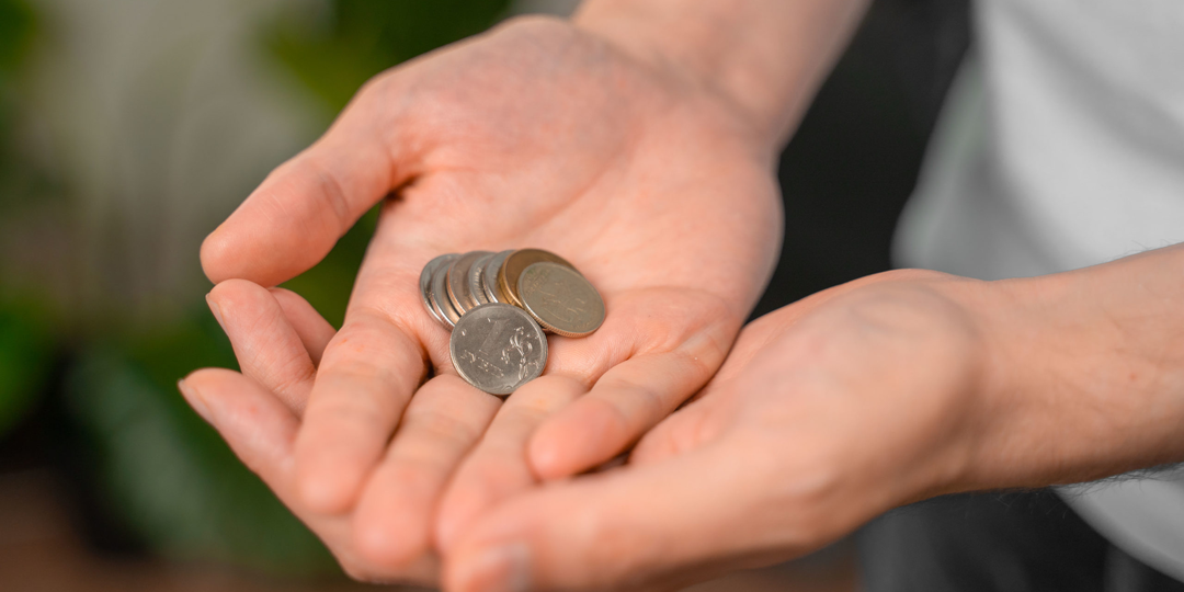 Работаешь официально, но зарплату забирают приставы: как защитить свой доход в 2025 году