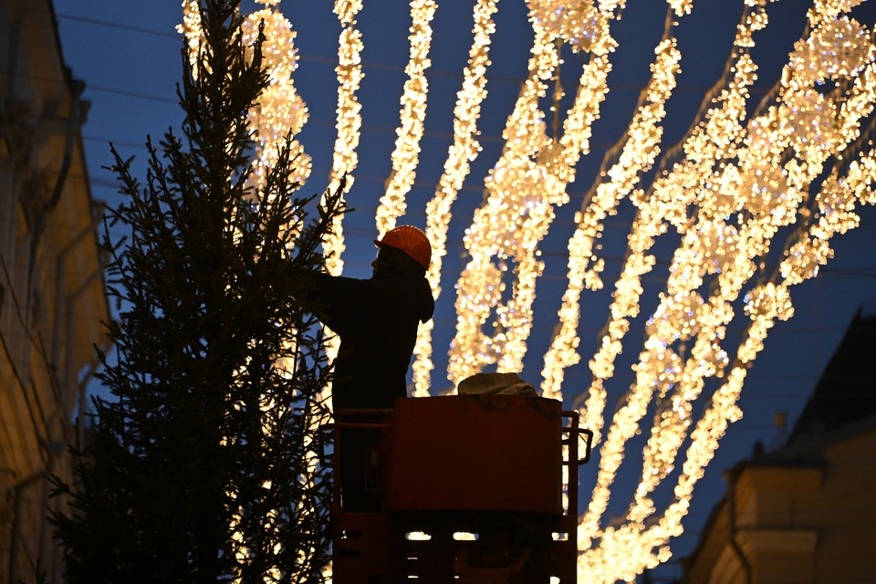    В Уфе монтируют световые арки и горки в преддверии Нового года. Михаил ФРОЛОВ