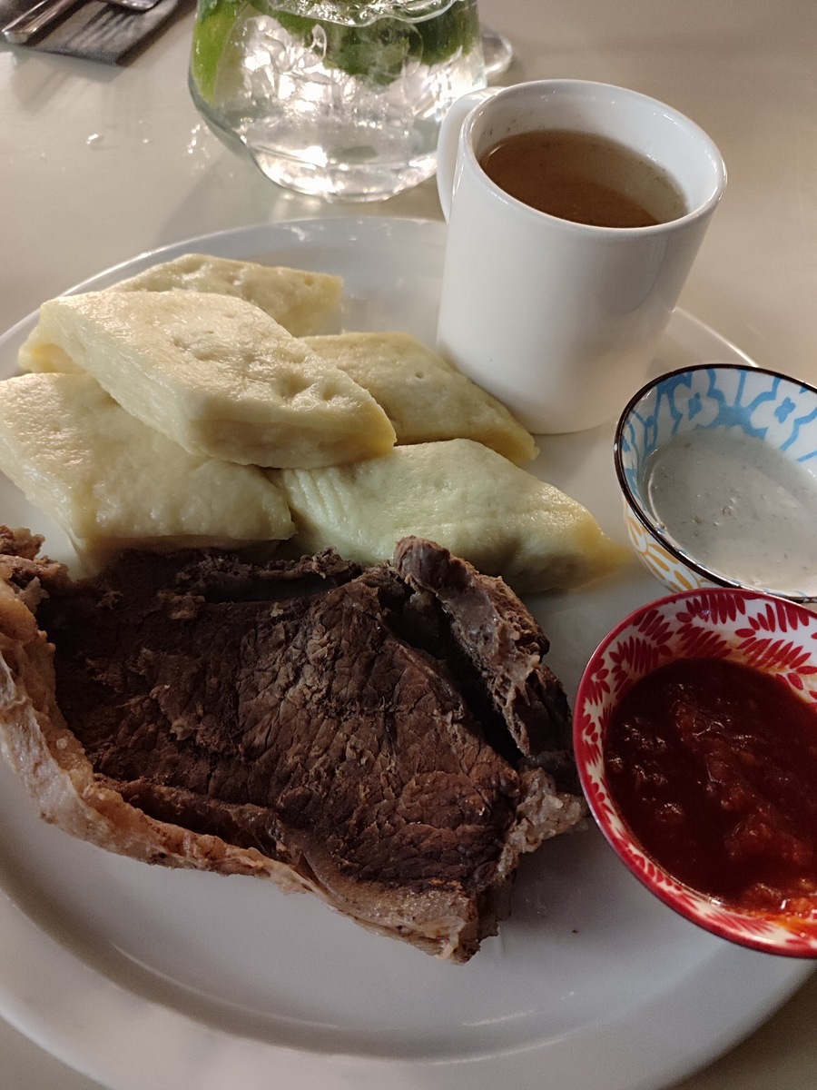 Мой выбор пал на традиционное кавказское блюдо — хинкал