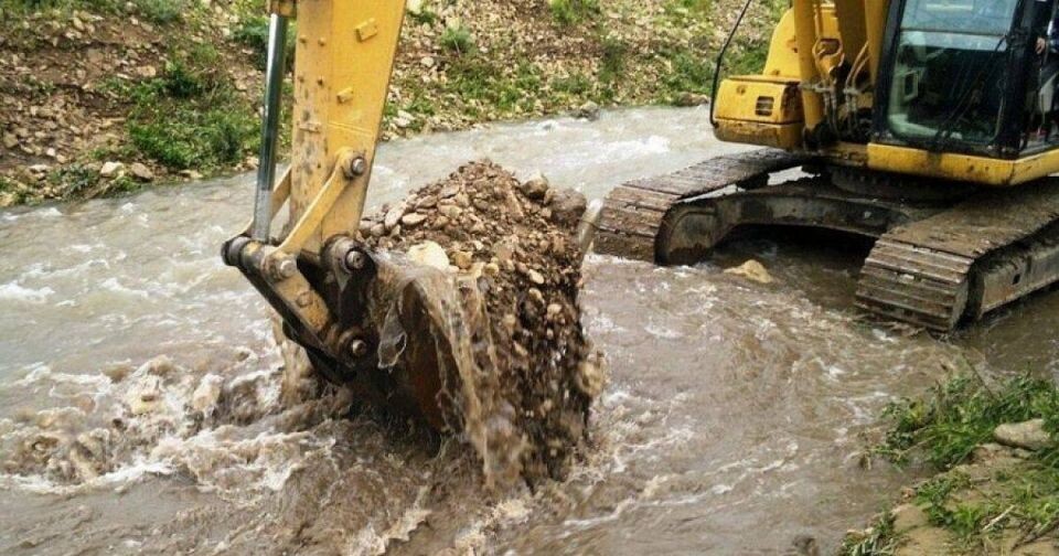    Незаконные работы с экскаватором. Источник: Прокуратура Республики Алтай