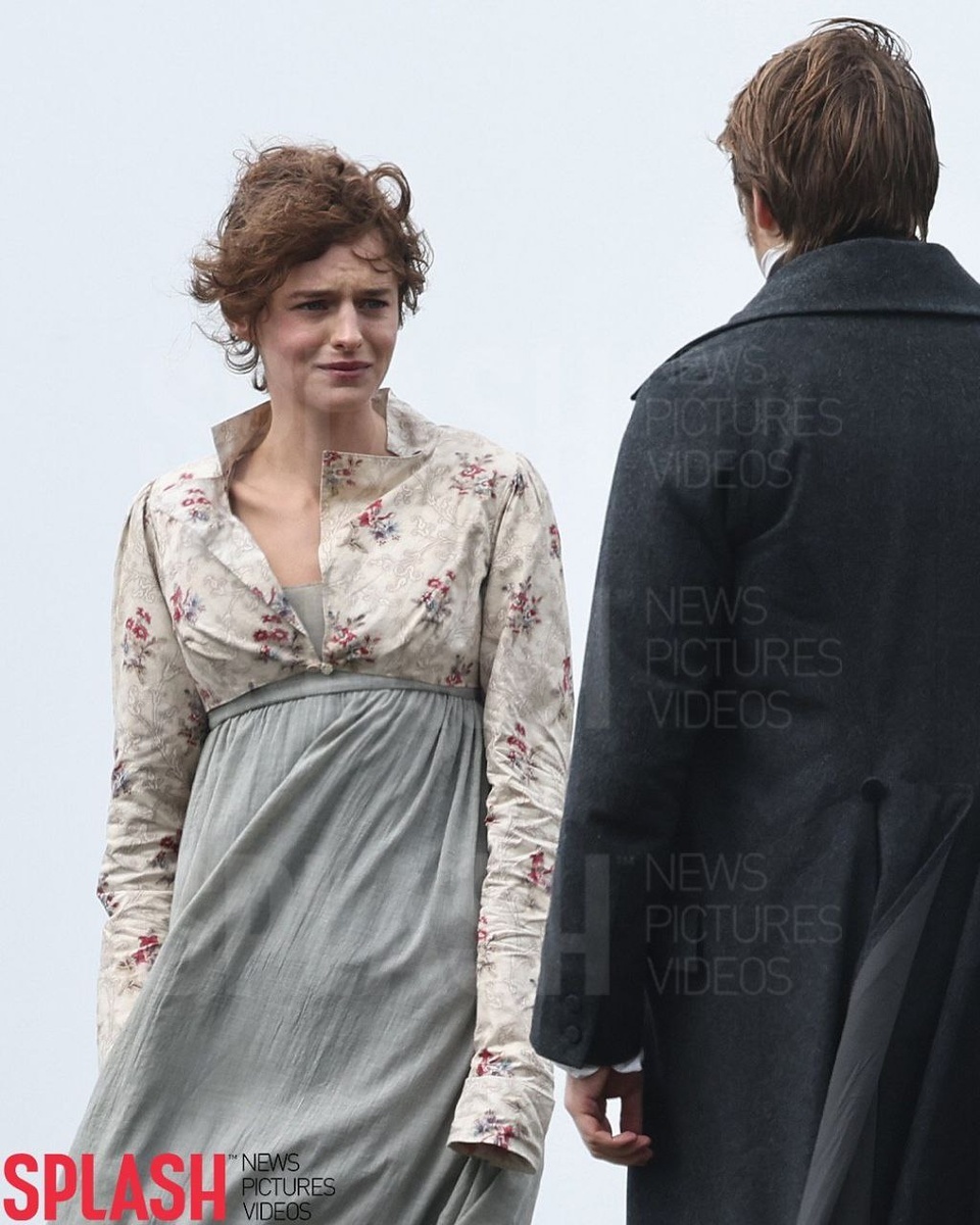 Фото из интернета. Элизабет и таинственная спина