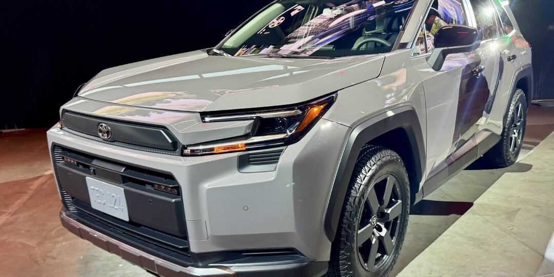Новая Toyota RAV4 уже доступна для заказа в России. Ценник приятно удивил.