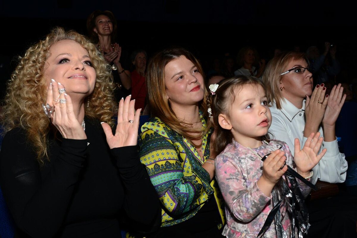 Лариса Долина с дочерью Ангелиной и внучкой Сашей во время мюзикла "Красавица и Чудовище" в 2014 году. Екатерина Чеснокова / @РИА Новости 