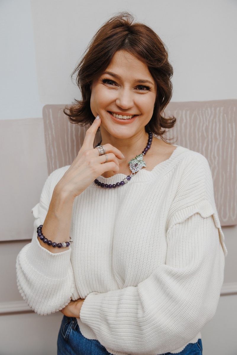 Бренд TRIORA, коллекция Италия: колье из натурального аметиста, дизайнерская брошь и шелковый шарфик Твилли