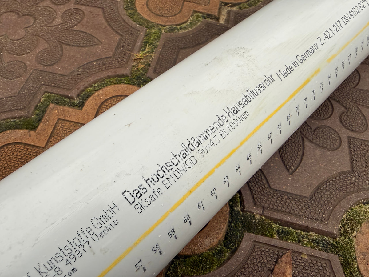 Сантиметровая разметка на трубе – казалось бы, мелочь, но может помочь при монтаже. Фото автора