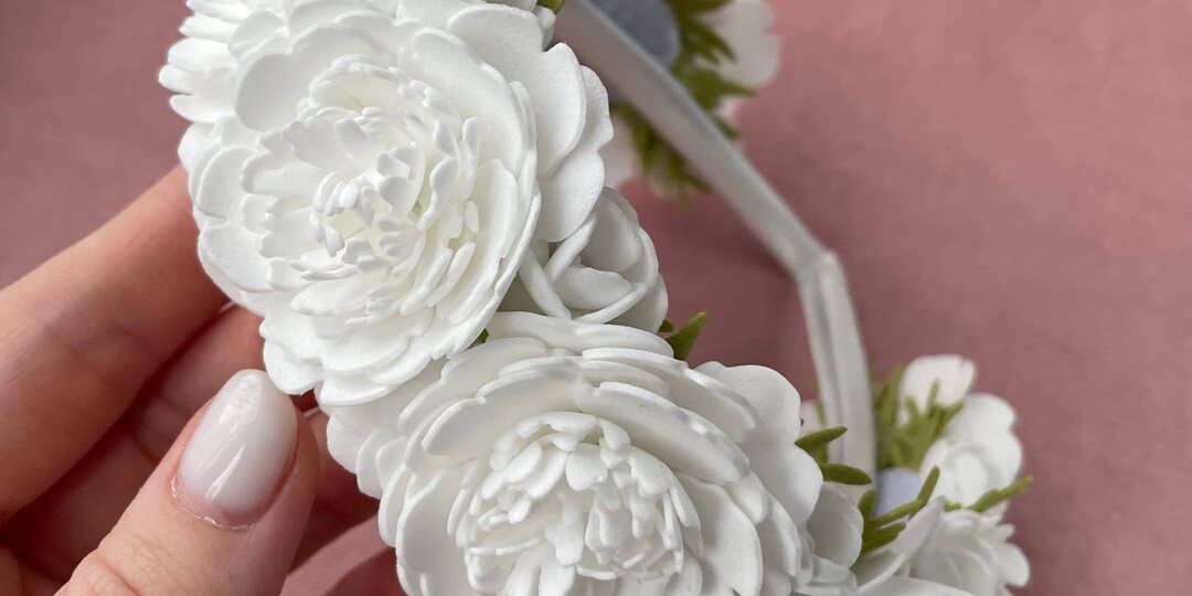 🌺 Белоснежные пионы, словно только что срезанные в саду утром — каждый лепесток, каждый цветок, каждая зеленая веточка — сотворены моими