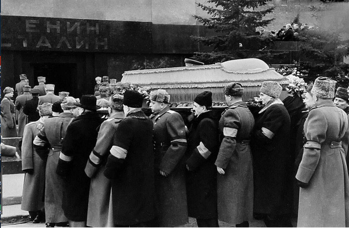 Берия был в числе тех, кто нёс гроб Сталина
