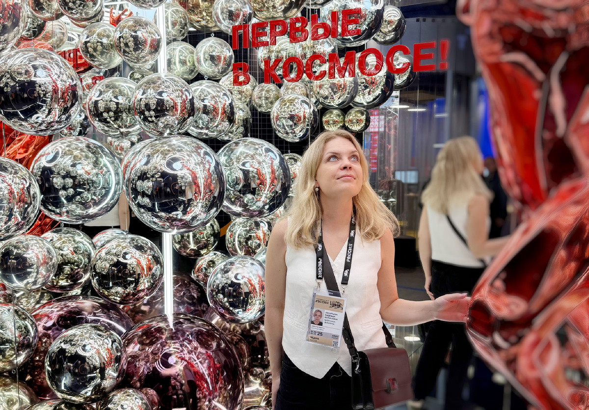 Ламповый книголюб готовится к выходу на орбиту 😅  