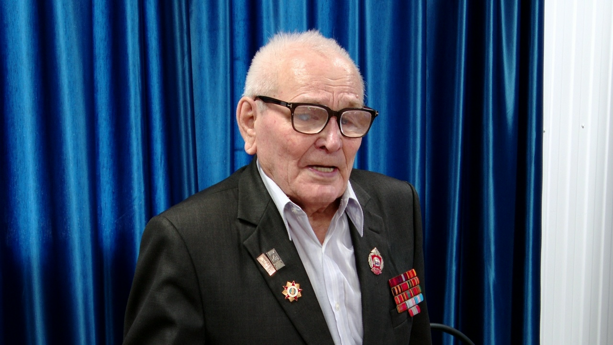 Ветеран М. Гаврилов на встрече со школьниками
