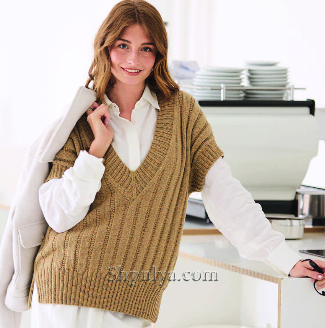 Жилет оверсайз с глубокой V-образной горловиной