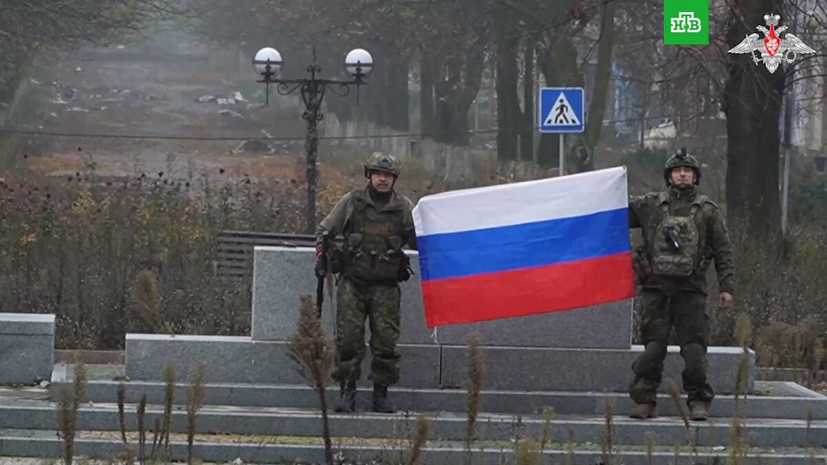    МО РФ: государственный флаг России развернут в центре Красноармейска