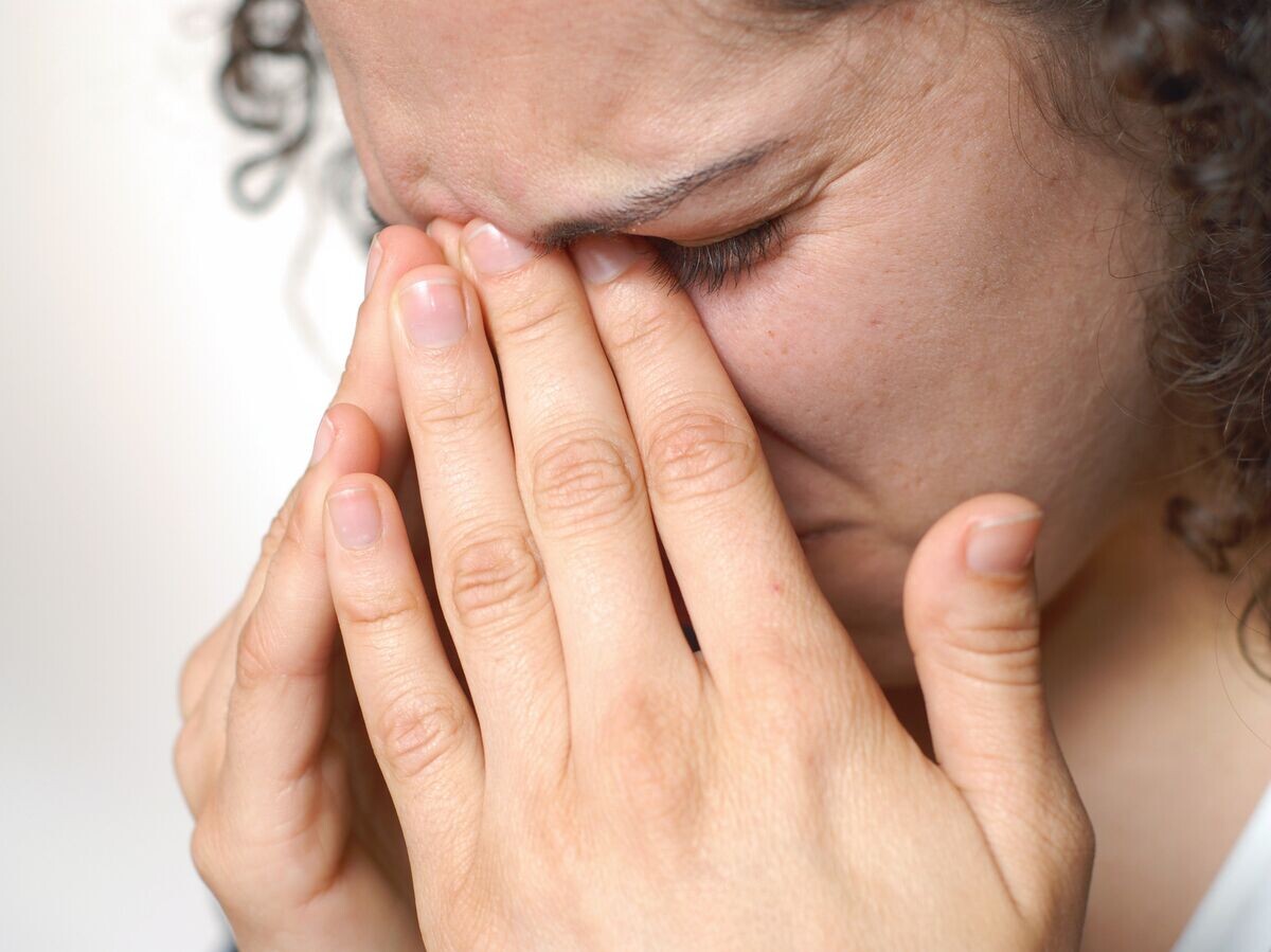    Девушка закрывает руками лицо© Fotolia / Junial Enterprises