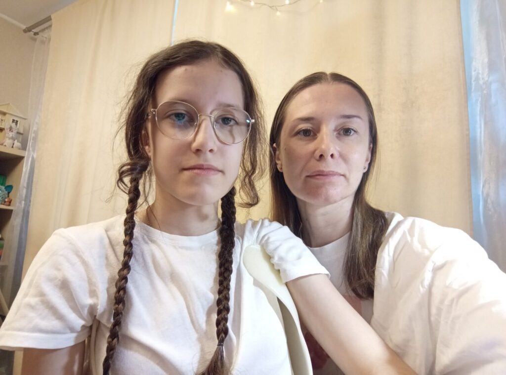 Катя с мамой